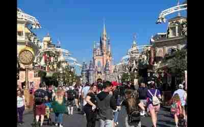 Live Video – Let’s enjoy Christmastime at the Magic Kingdom
