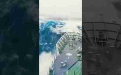 Rogue wave hits ship #shorts