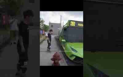 Futuristic bus on street made crowd mad??? #futuristicbus #future technology #tech #viralbus #shorts