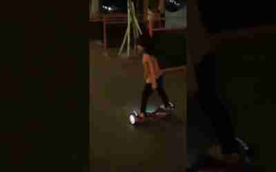 main hoverboard malam