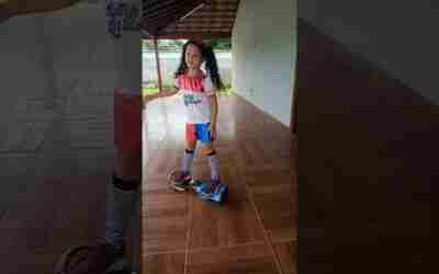 Arlequina e Naruto de Hoverboard