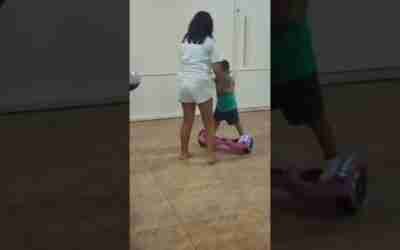 aprendendo andar de hoverboard