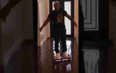 Mike Tyson cade dall'hoverboard ahahhaah