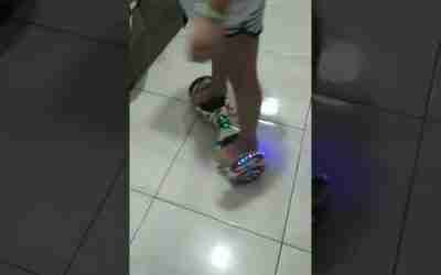 Filha testando HoverBoard