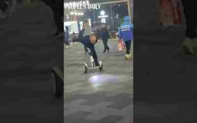 The master caught people's eyes with his incredible moves from a hoverboard!