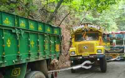 Heavy Loaded Truck Gear Failed  – Two Trucks Pulling out in Ghat Road – Truck Drivers Help to Rescue