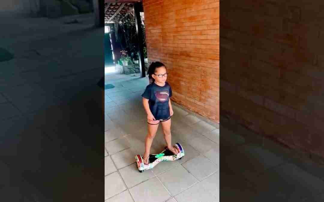 Isadora iniciando no hoverboard #