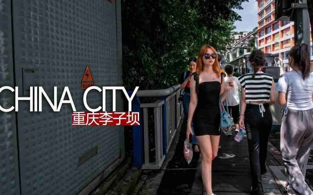 [China explore] Because subway passes through residential buildings, countless people gather here.