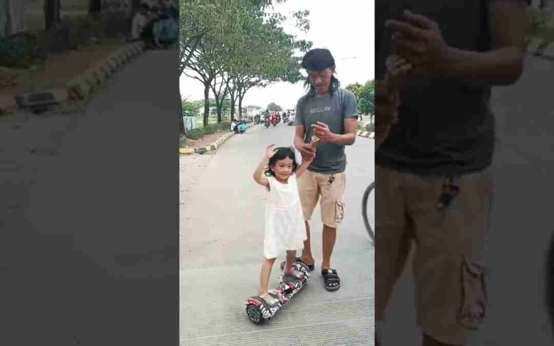 Masih belajar nih #hoverboard #daughter #papa #bermain