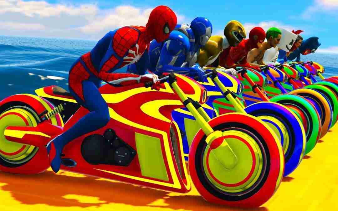 Motos Futuristas Com Homem Aranha! SPIDERMAN and MOTORCYCLES! DESAFIO DE SALTO NO MAPA NOVO NA PRAIA